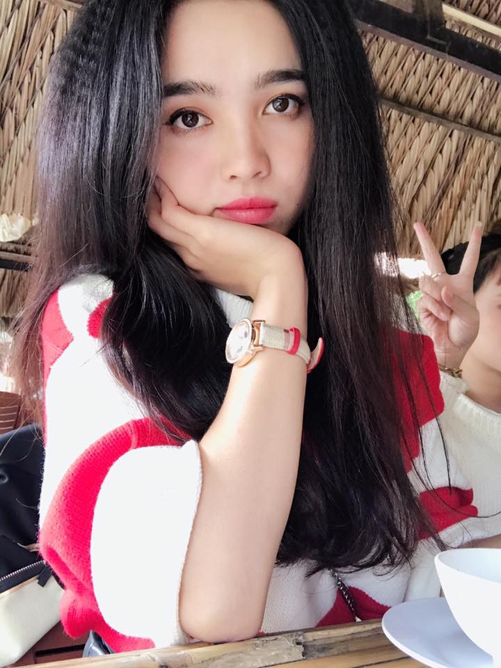 Loạt ảnh đời thường hút mắt của nhóm thiếu nữ Ê Đê bê tráp đang cực hot